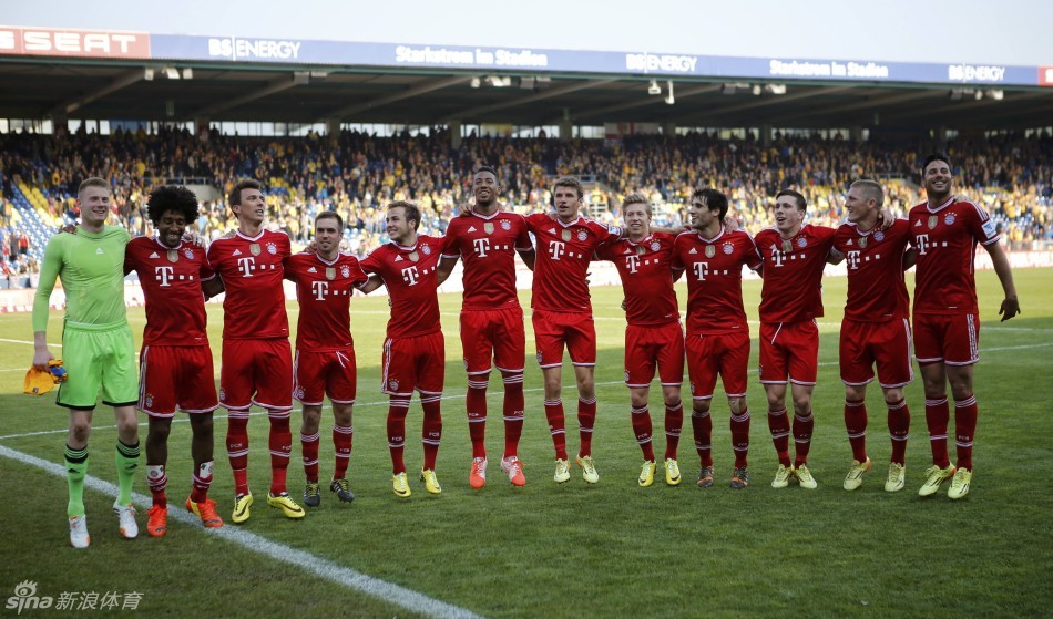 在极光下滑冰，这算不算人生的“高光”时刻？（极光之下滑冰，是否人生最闪耀的瞬间？）