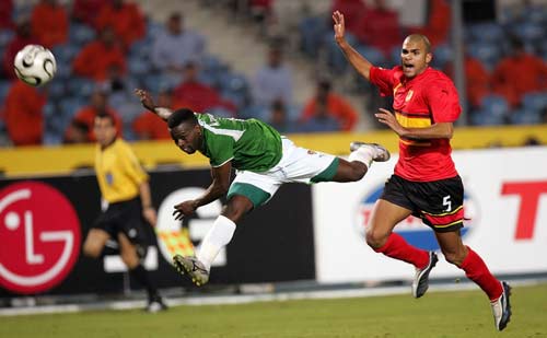 德媒：由于手指受伤，诺伊尔近两场都佩戴特制的四指手套参赛（德媒：手指受伤，诺伊尔已连续两场戴特制四指手套出战）