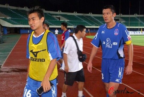 曼城VS桑德兰：蓝月风暴迎战黑马奇迹，伊蒂哈德攻防大战一触即发（曼城战桑德兰：蓝月风暴碰撞黑马神话，伊蒂哈德攻防决斗迫在眉睫）