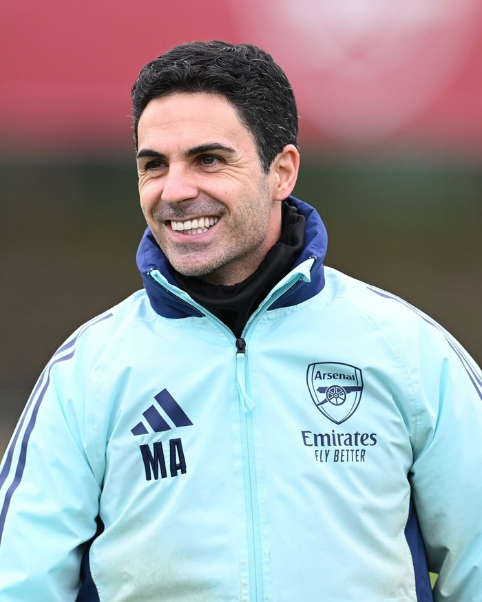 媒体人：北京国安要解散是假消息，想要帮助国安的人有很多（媒体人辟谣：北京国安解散传言不实，愿助国安者众多）