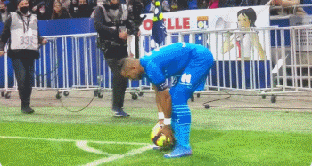 欧冠进球榜更新：莱万连续破门,（欧冠射手榜最新：莱万连场破门）