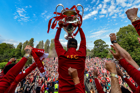 欧文突破防守助攻制胜（欧文穿透防线送出致胜助攻）