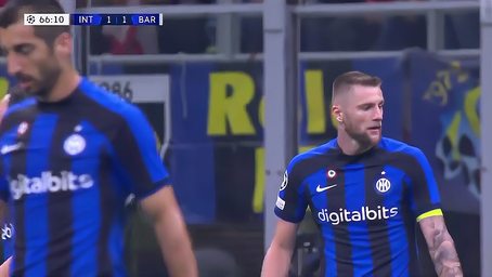 卡尔：如果我继续这样踢下去，当然是可以达到梅西那个水平的（卡尔：保持这种状态踢下去，我能达到梅西的高度）