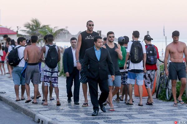 埃贝尔：诺伊尔仍是世界最佳门将之一；续约问题我们会联系他（埃贝尔：诺伊尔依旧位列世界顶级门将；续约事宜将与其沟通）