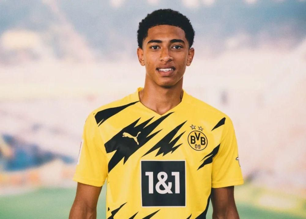 2025赛季，成都蓉城以红焰为刃、热血为甲，在三...（2025赛季，成都蓉城执赤焰为锋、披热血为甲，在三...）