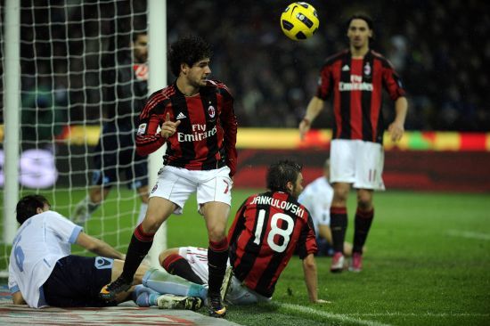 劳塔罗进球后比出A字，把进球献给受伤的前队友阿什拉夫（劳塔罗破门后比出“A”手势，将进球献给受伤的前队友阿什拉夫）