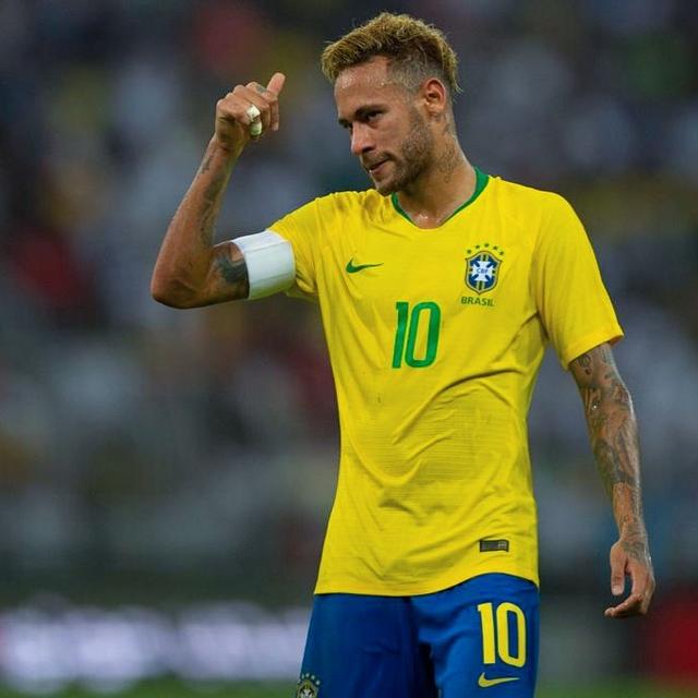 亚泰为客场全勤球迷颁发纪念证书，谭龙、徐浩峰等人参与颁奖（亚泰向客场全勤球迷颁发纪念证书，谭龙、徐浩峰等出席颁奖）