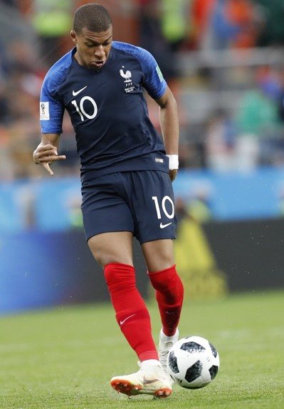 福登调侃小球迷：要这么多签名是不要拿去卖，赚了钱分我一半（福登打趣小球迷：签这么多别拿去卖，赚了记得分我一半）