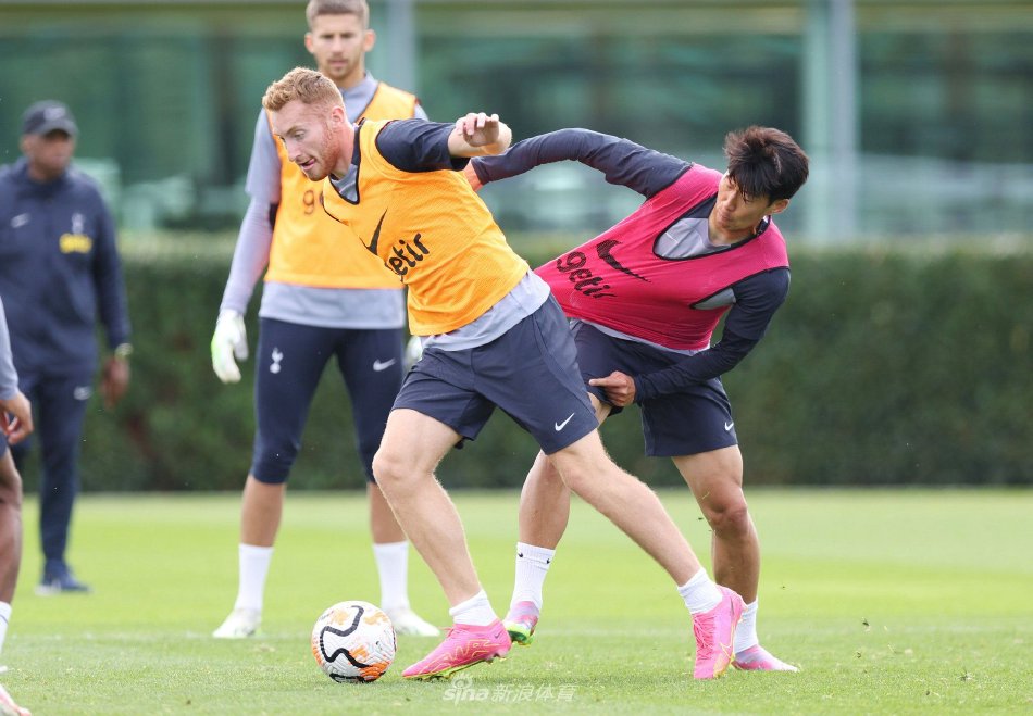 巴萨旧将：足球世界没人能达到梅西的高度，他让我们变得更好