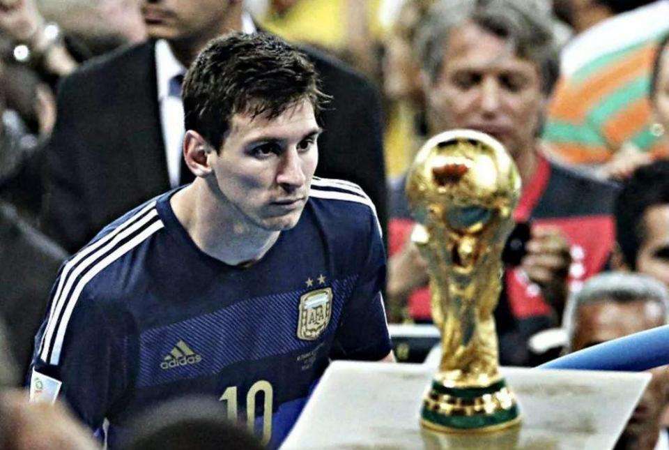 埃泽：丁丁是高水平足球思想家，这类球员是我自幼仰望的榜样（埃泽：丁丁是顶级足球智者，这样的球员是我从小崇拜的典范）