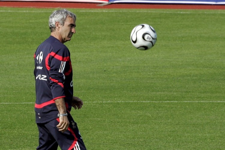 中超赛场争议判罚：VAR判罚引发热议,（中超判罚风波：VAR介入惹争议）