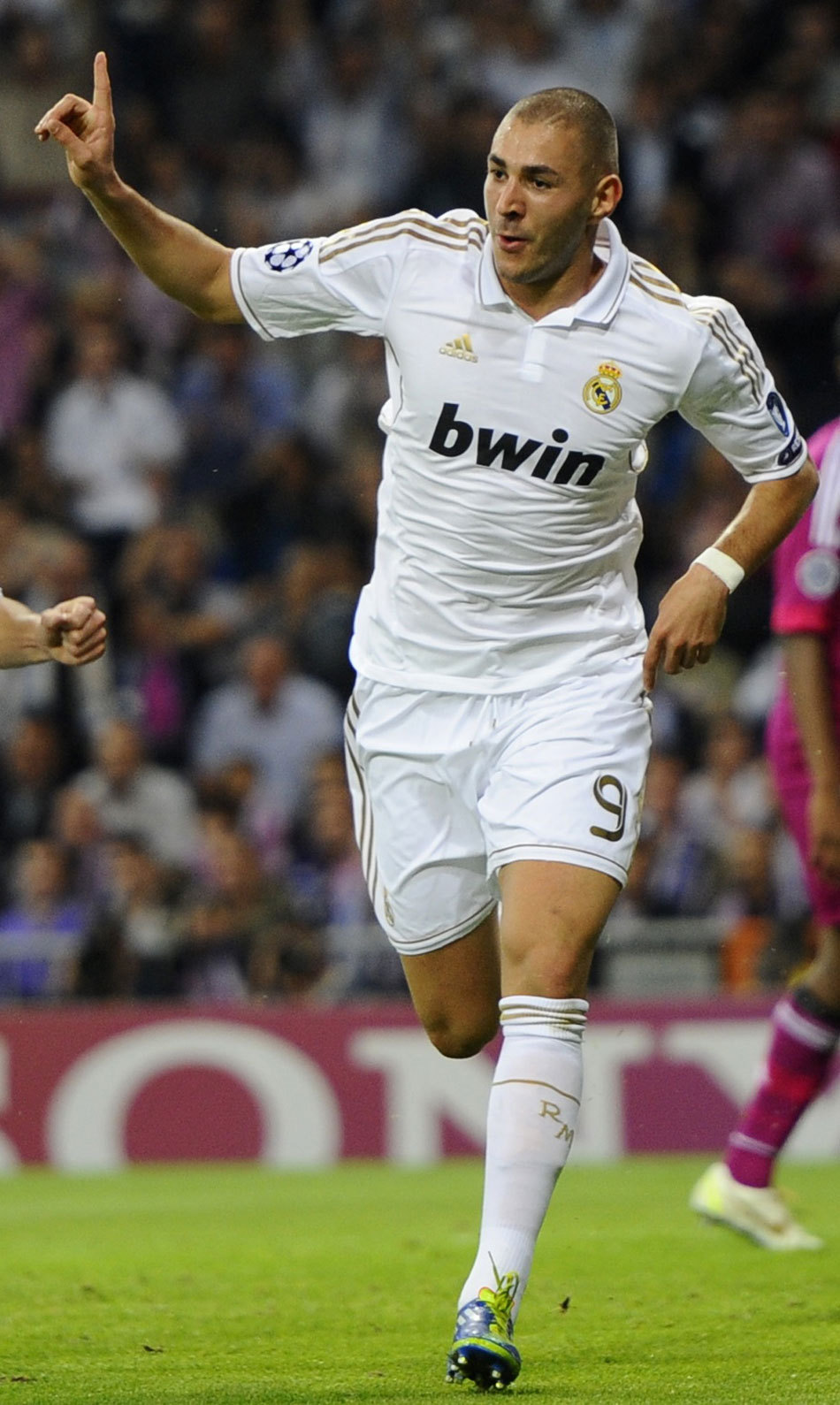 德媒：磁卡需大幅降薪才可能续约，队里已有他的接班人比朔夫（德媒：磁卡若想续约需大幅降薪，队内已将比朔夫视作接班人）