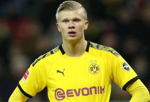 詹姆斯篮板抢断关键时刻锁定胜局（詹姆斯关键篮板与抢断，一举锁定胜利）