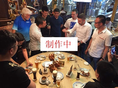 或背身